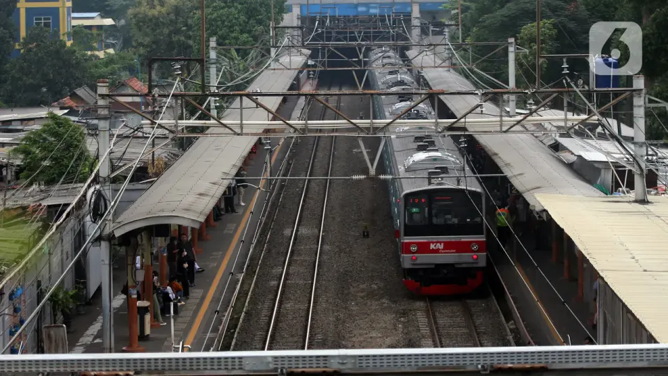 Kebakaran Lahan Dekat Jalur KA, Perjalanan Commuter Line Rangkasbitung Terlambat