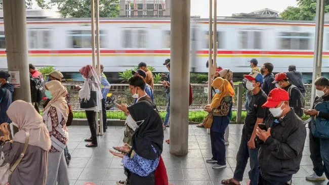Ada Kebakaran Lahan, Perjalanan KRL Rangkasbitung Terganggu
