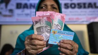 Ekonom Usul Coretax Jadi Alat Salur Bansos yang Tepat Sasaran