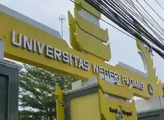 Penjelasan UNP soal Mahasiswa Baru Jalan Jongkok karena Sanksi Terlambat