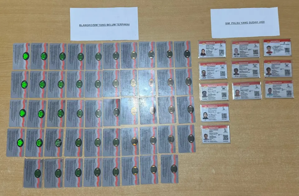 Polisi Bongkar Jaringan Pemalsuan SIM di Riau, Delapan Orang Ditangkap