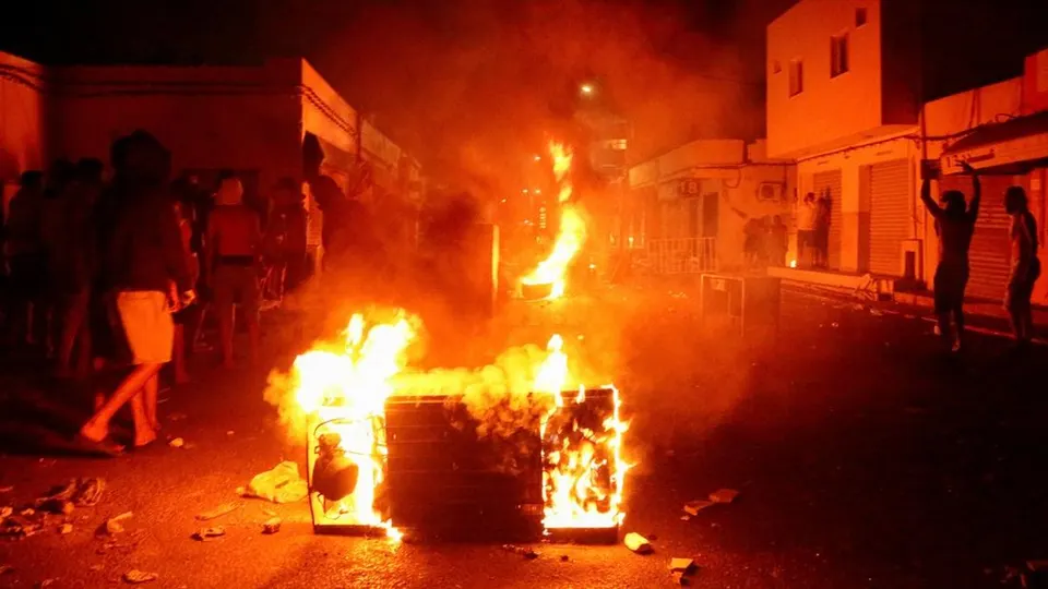 Kapal Tenggelam Buat Warga Ngamuk, Batu Melayang-Benda Dibakar di Tunisia