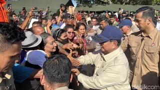 5 Momen Prabowo Datangi Lokasi Gempa NTT