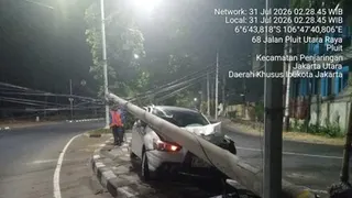 Kecelakaan Tunggal di Pluit, Mobil Tabrak Tiang Listrik hingga Roboh di Jalan Penjaringan