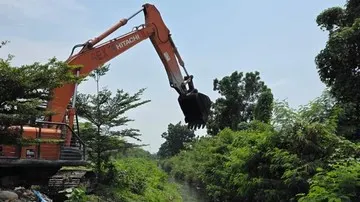 PT KIM Normalisasi Parit Dusun 15 Pematang Johar Pascakebakaran dan Langkah Penegakan Regulasi