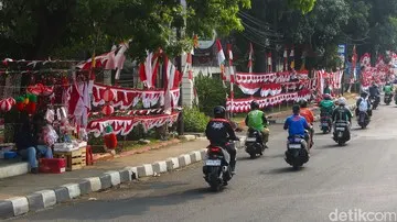 Pernak-pernik HUT Ke-81 RI Ramai Dijajakan Pedagang Musiman di Pasar Minggu