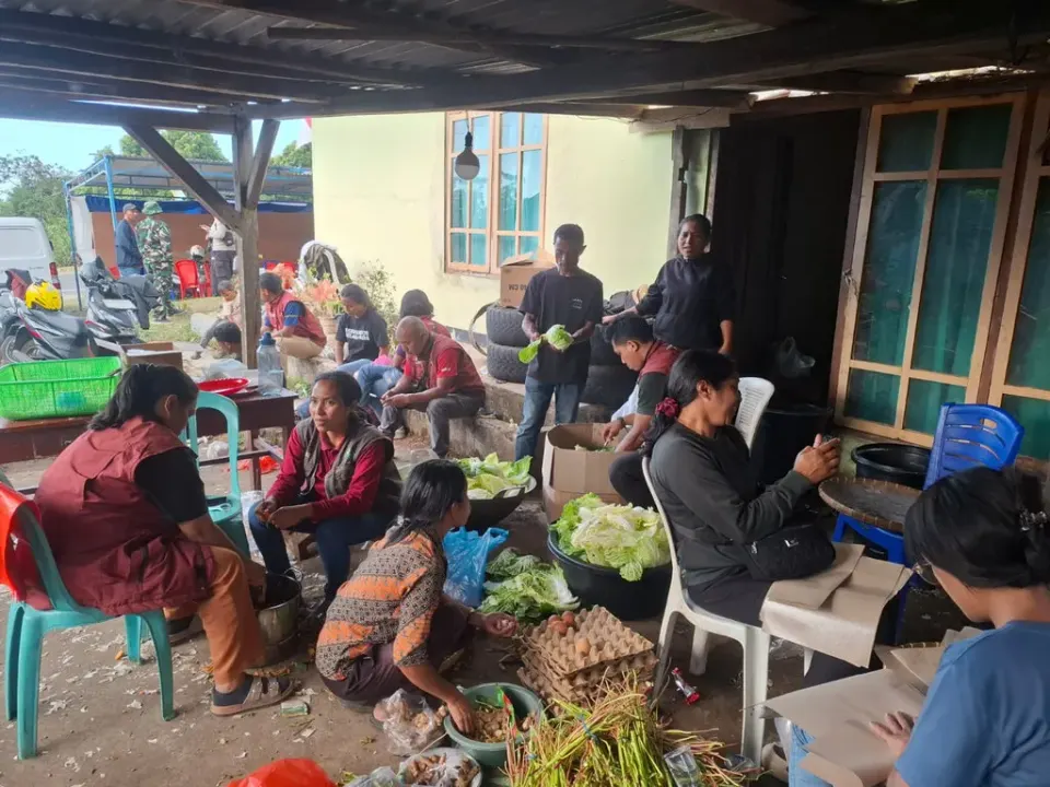 Kemensos Buka 3 Dapur Umum untuk Korban Gempa di Manggarai Timur