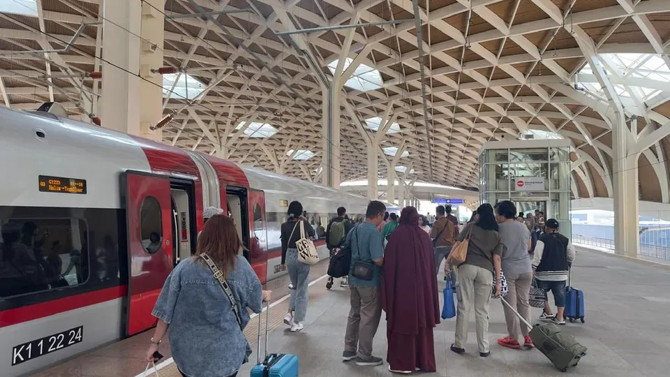 Proyeksi dan Pertumbuhan Penumpang Harian Kereta Cepat Whoosh