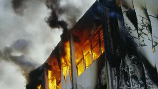 Damkar Evakuasi Korban Terjebak Kebakaran Apartemen di Tanah Abang