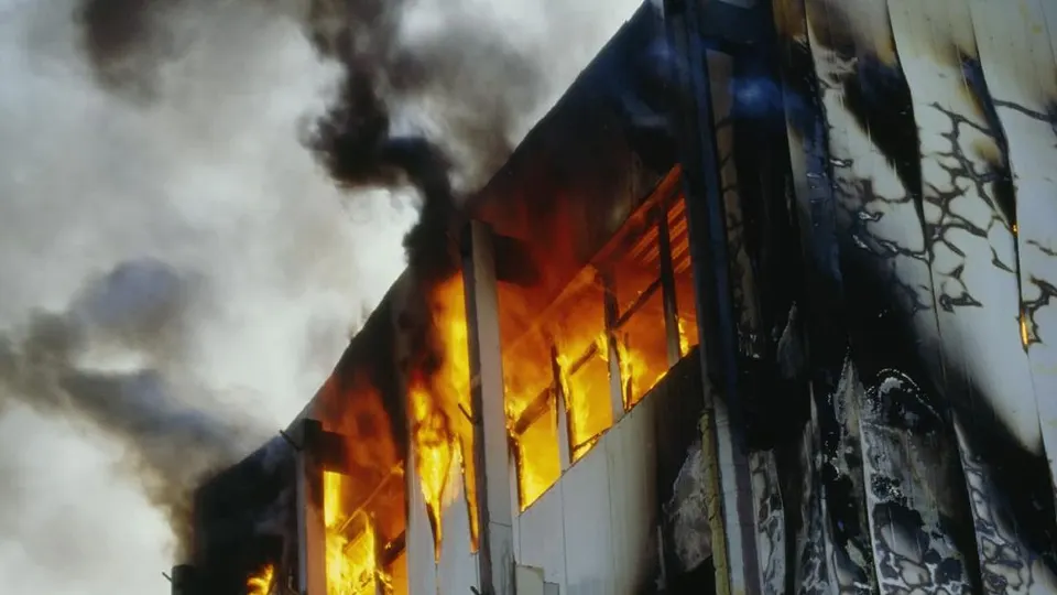 Damkar Evakuasi Korban Terjebak Kebakaran Apartemen di Tanah Abang
