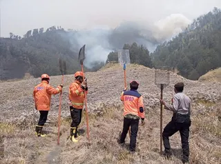 BPBD Jatim Kerahkan Helikopter Water Bombing Padamkan Kebakaran Gunung Bromo