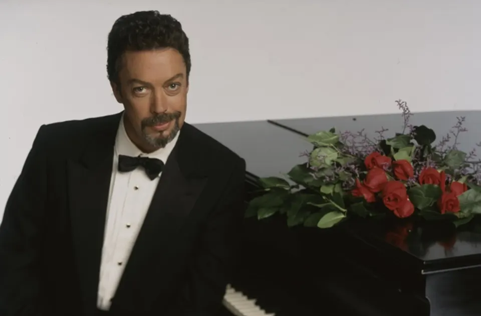 Aktor Kawakan Tim Curry Meninggal Dunia di Usia 80 Tahun