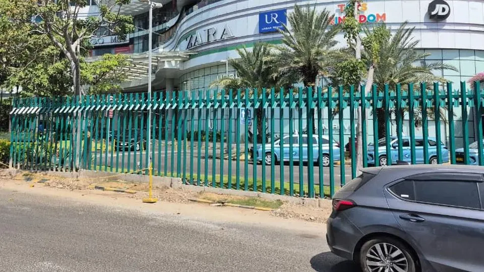 Menyikapi Fenomena Pemasangan Pagar Tinggi di Sejumlah Mal Berdasarkan Fakta