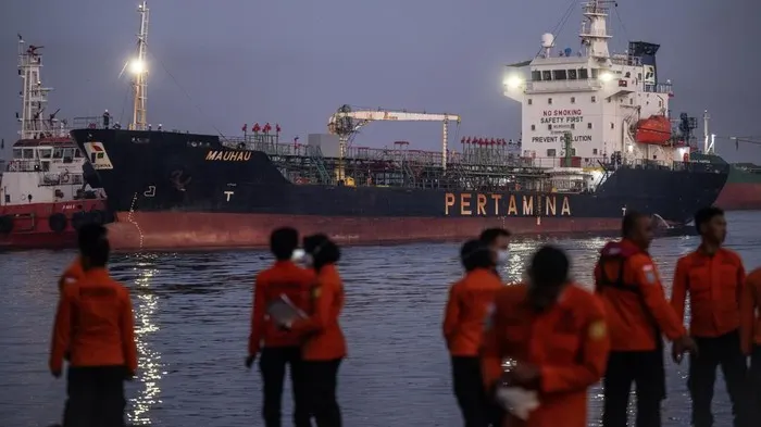 Pertamina Serahkan 16 Korban Kapal Virgo ke Basarnas