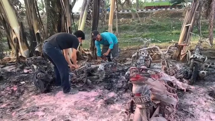 Kebakaran di Area Parkir Pabrik Demak Hanguskan 20 Sepeda Motor