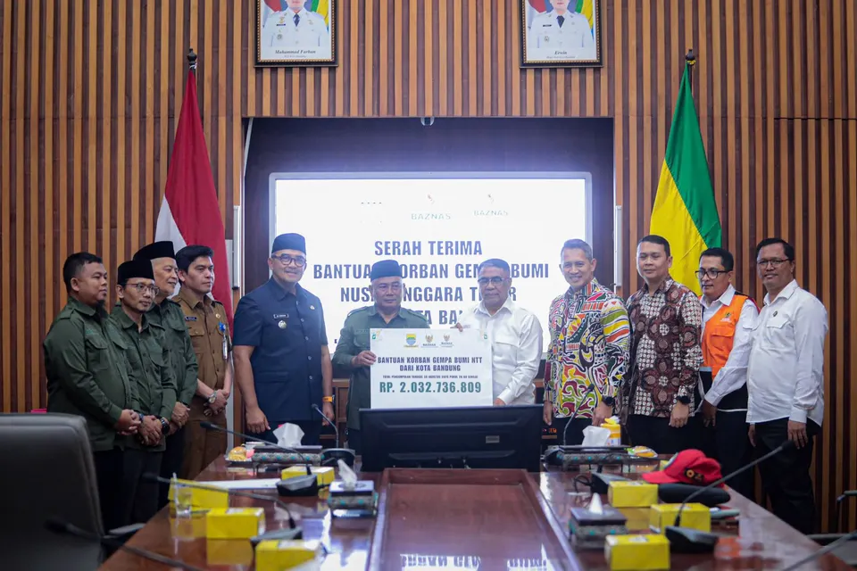 Pemkot Bandung Serahkan Bantuan Rp2,03 Miliar untuk Korban Gempa NTT