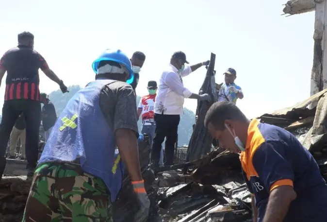Kodam XVII/Cenderawasih Kerahkan 285 Prajurit Bersihkan Puing Kebakaran di Jayapura