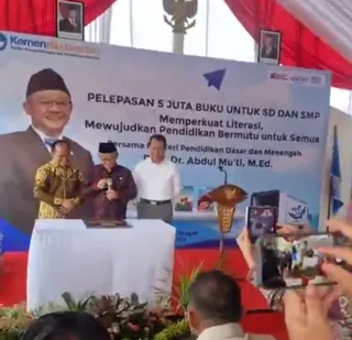 Distribusi Jutaan Buku Bacaan untuk Penguatan Literasi Sekolah di Indonesia