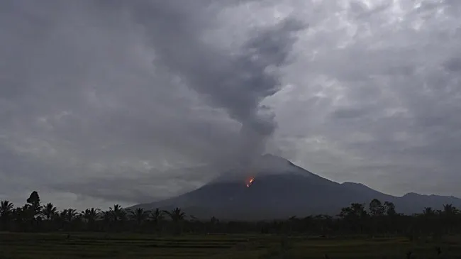 Gunung Semeru Meletus Minggu Pagi Usai Erupsi Anak Krakatau