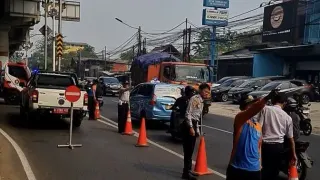 Kebakaran Pabrik Bingkai di Duren Sawit Picu Kepadatan Lalu Lintas
