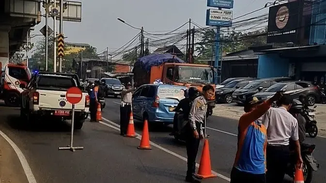 Kebakaran Pabrik Bingkai di Duren Sawit Picu Kepadatan Lalu Lintas