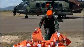 Helikopter H225M Caracal TNI AU Salurkan Bantuan Logistik Gempa ke NTT dan Pantau Wilayah Reok