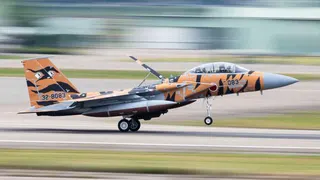Jet Tempur F-15 Patah Roda di Landasan Pacu, Bandara Naha Lumpuh 4 Jam