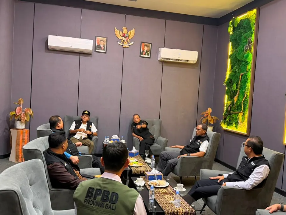 Gubernur Bali dan NTB Antar Langsung Bantuan untuk Korban Gempa NTT