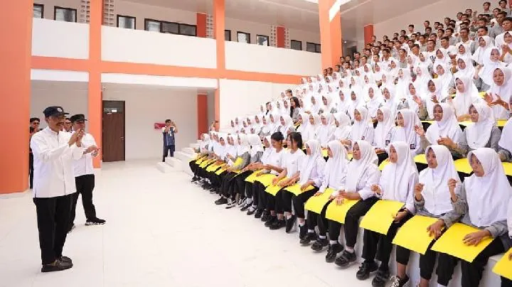 Siswa Sekolah Rakyat Sulawesi Selatan Sambut Kunjungan Mensos Gus Ipul dengan Aksi Paper Mob