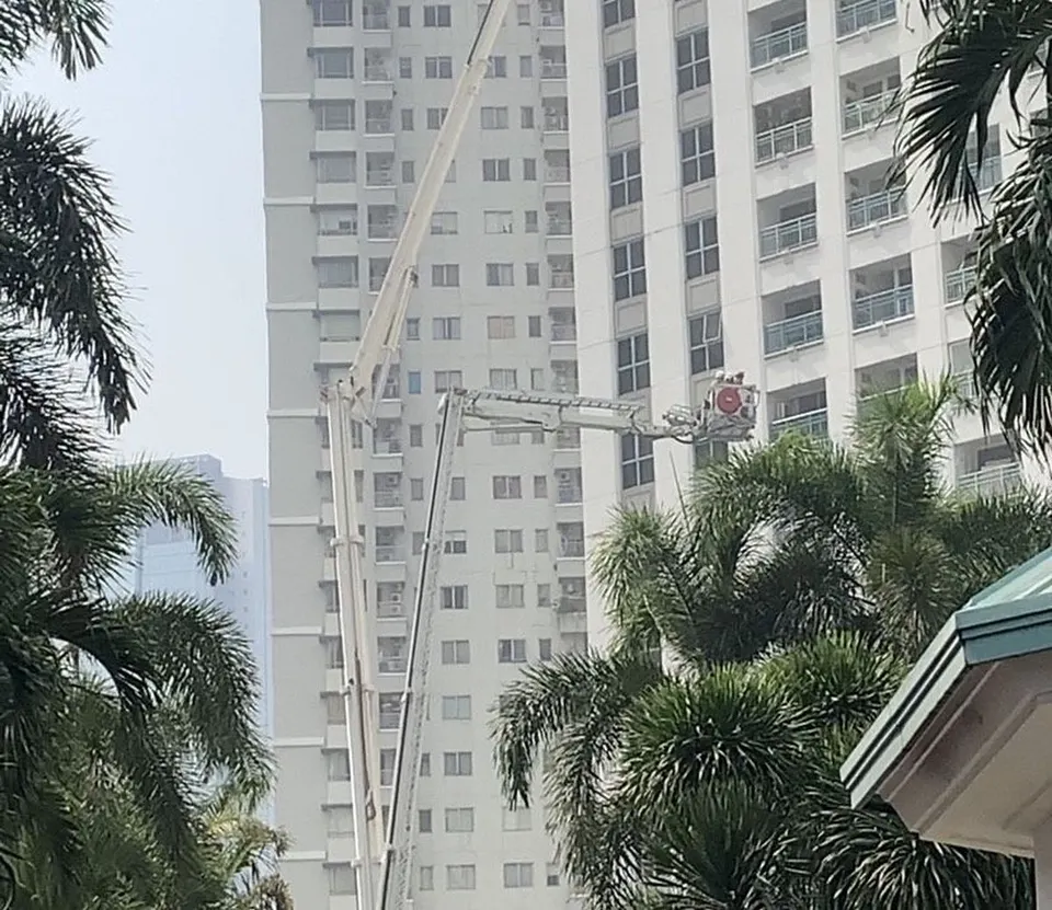 Damkar Pakai Skylift Evakuasi Penghuni dari Kebakaran di Apartemen Pavilion