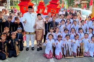 Bupati Bogor Hadiahi Tim Angklung SDN Cibatok 03 Wisata ke Taman Safari