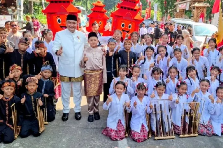 Bupati Bogor Hadiahi Tim Angklung SDN Cibatok 03 Wisata ke Taman Safari