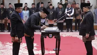 Gubernur Pramono Lantik 7 Pejabat Pimpinan Tinggi Pratama DKI di Balai Kota