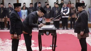 Gubernur Pramono Lantik 7 Pejabat Pimpinan Tinggi Pratama DKI di Balai Kota