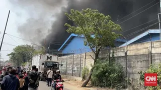 Kebakaran Pabrik Lampu di Tangerang Masih Berkobar Setelah 10 Jam