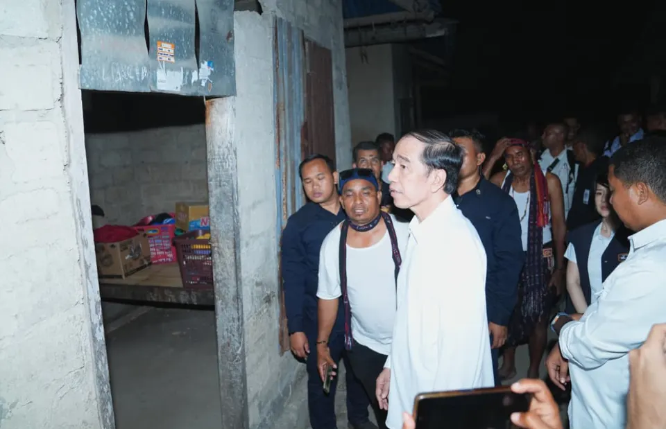 Jokowi Blusukan ke Lokasi Gempa NTT, Cek Rumah Warga yang Hancur