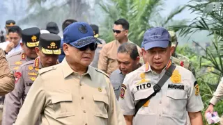 Mendagri Tito Dampingi Presiden Prabowo Tinjau Penanganan Karhutla di Desa Limbung Kalbar