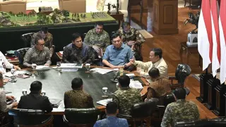 Prabowo Kumpulkan Jajaran Kabinet di Hambalang, Bahas Syarat Masuk TNI bagi Suku Dayak hingga Bencana