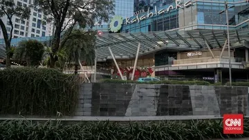 Menyiasati Akses Pejalan Kaki Menyusul Pemasangan Pagar Tinggi di Mal Jakarta
