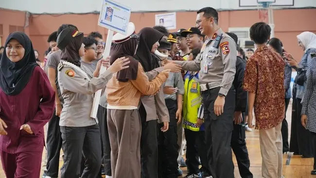 Korlantas Polri Edukasi Pelajar SMP Labschool Kebayoran lewat Polantas KARIB Goes To School