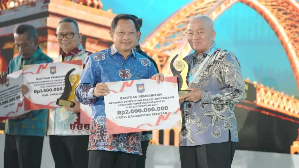 Kemendagri Beri Penghargaan Pemda Berprestasi di Kalimantan
