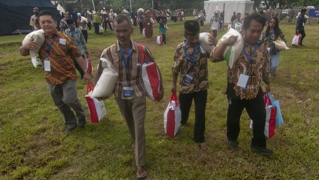 Kena Pungli Saat Terima Bansos Beras? Warga Diminta Lapor ke Sini