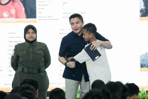 Seskab Teddy Indra Wijaya Disambut Puisi dari Jalanan Menuju Harapan di Tangerang