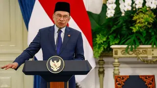 Tekan Biaya Hidup Warga, Malaysia Naikkan Kuota BBM Subsidi Jadi 300 Liter