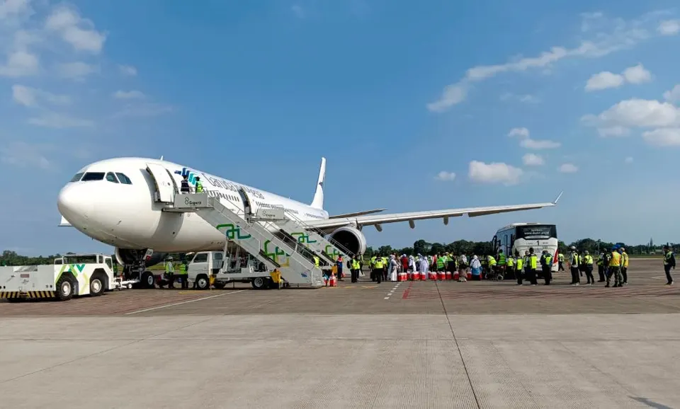 Pesawat Garuda Indonesia GA604 Mendarat Selamat di Runway 03 Usai Alami Pecah Ban