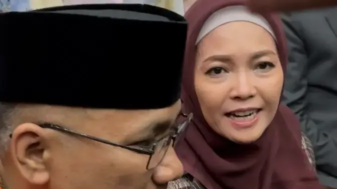 Dampingi Yaqut Cholil Qoumas di Sidang Perdana, Sang Istri Bawakan Bantal Pasca-Operasi