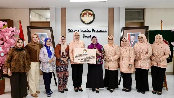 DWP Kemendagri Serahkan Bantuan untuk Korban Gempa di NTT