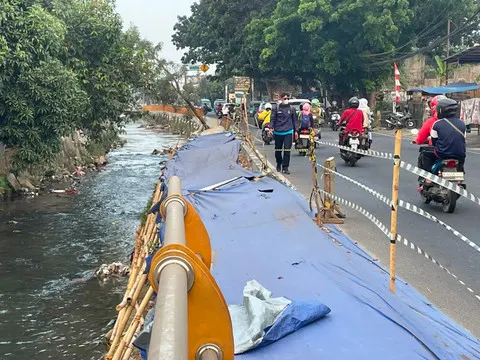 Kondisi Trotoar Amblas di Jalan Raya Sawangan Depok dan Keluhan Warga