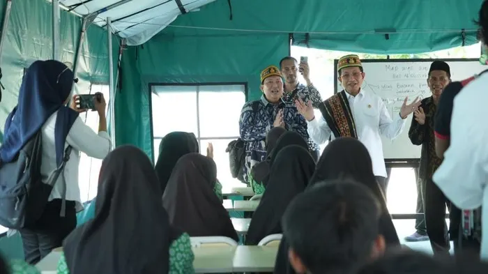 Tinjau Siswa Korban Gempa Flores, Menag Apresiasi Semangat Siswa-Guru