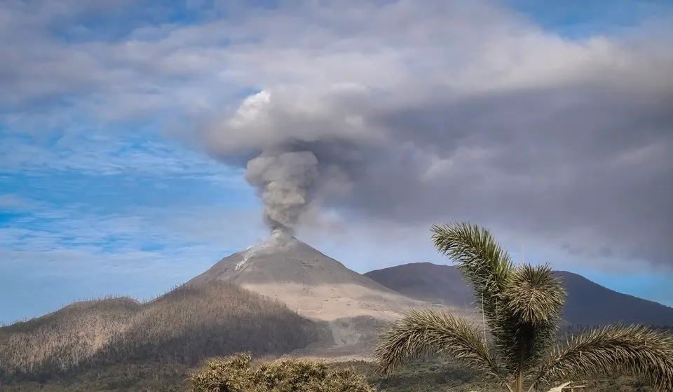 Gunung Lewotobi Laki-laki Erupsi Empat Kali, Warga Diminta Waspadai Lahar Hujan